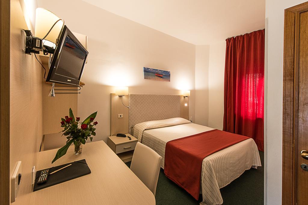 Hotel Ariston Пьомбино Номер фото